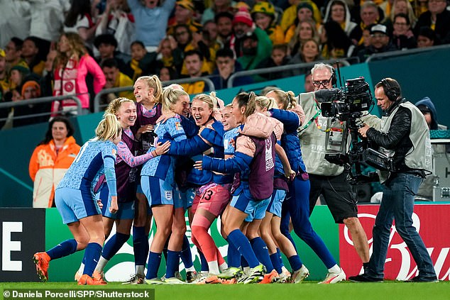 England jubelt, nachdem Alessia Russo im WM-Halbfinale das dritte Tor der Mannschaft erzielt hat