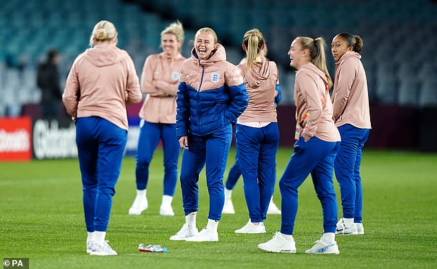 Die England Lionesses trainieren vor ihrem letzten Spiel am Sonntag auf dem Spielfeld