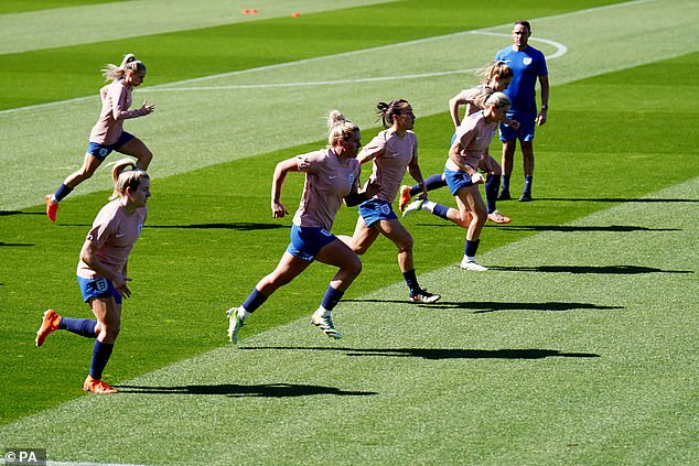 Die Lionesses bereiten sich auf ihr Spiel gegen Spanien vor, wo sie von Kapitänin Millie Bright (links) angeführt werden.