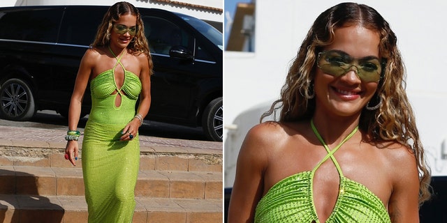 Rita Ora trägt ein lindgrünes Kleid auf Ibiza
