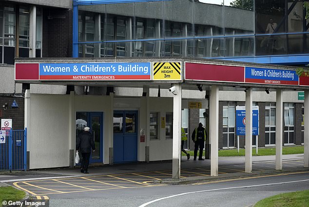 Das Gebäude für Frauen und Kinder im Countess of Chester Hospital, wo Lucy Letby, eine ehemalige Krankenschwester im Countess of Cheshire Hospital, wegen Mordes an sieben Babys und versuchten Mordes an sechs weiteren verurteilt wurde