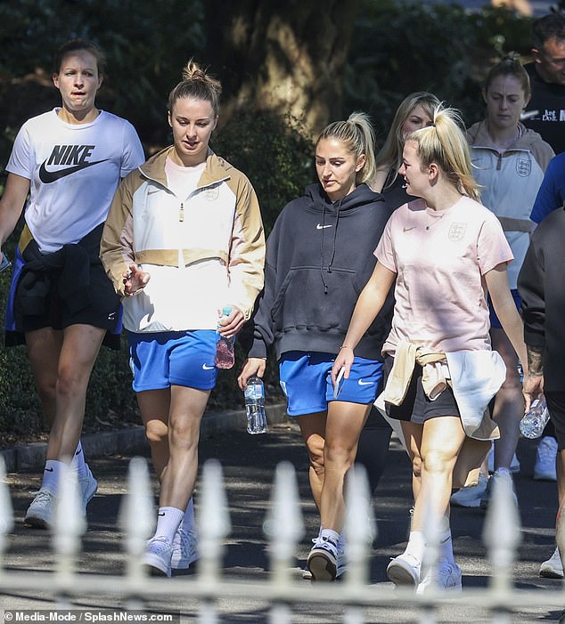 Lauren Hemp (rechts) führt die Lionesses bei einem Rundgang in Sydney vor dem WM-Finale an