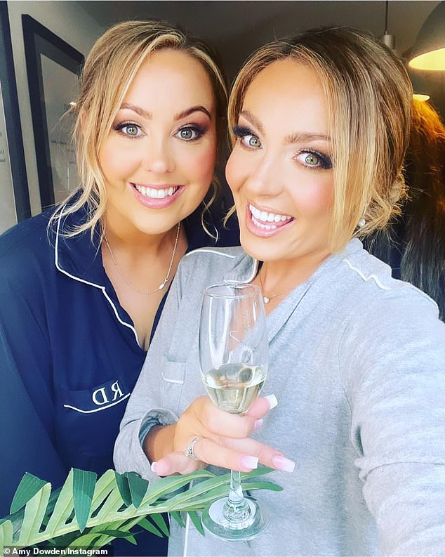 Familie: Anfang dieses Monats feierte Amy ihren 33. Geburtstag mit ihrer Zwillingsschwester Becky und teilte ein Erinnerungsfoto auf Instagram
