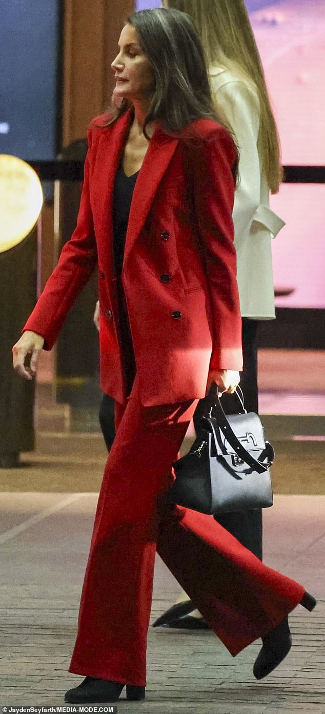 Die glamouröse 50-Jährige sah in einem roten Hosenanzug, gepaart mit einer schwarzen Bluse, einer Handtasche und hochhackigen Stiefeln so aus, als würde sie es ernst meinen