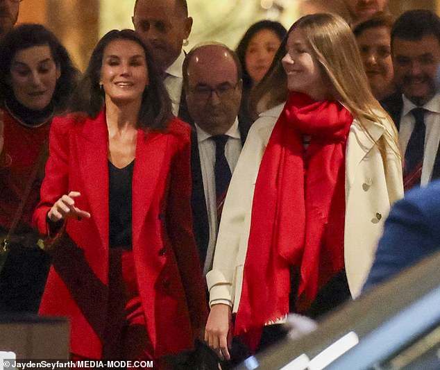 Königin Letizia von Spanien (Bild links) wurde dabei fotografiert, wie sie stilvoll in Rot – der Farbe des spanischen Fußballtrikots – aussah, als sie mit ihrer Tochter Infantin Sofía (Bild rechts) auf dem Weg zum Spiel war.