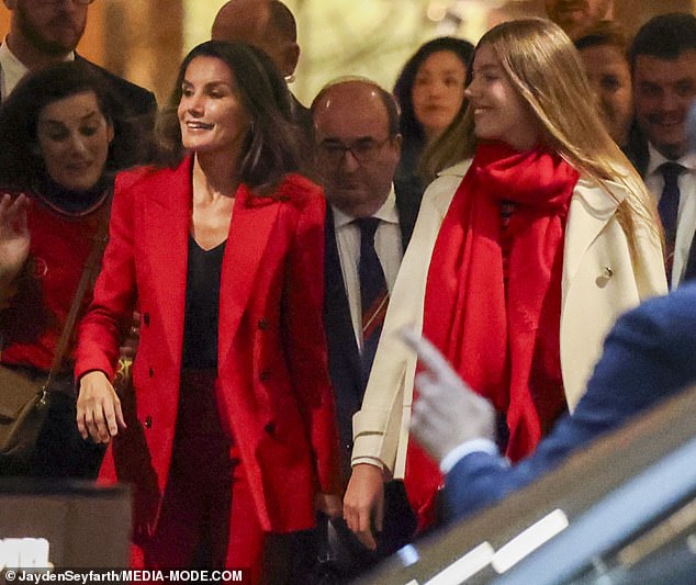 Wie ihre Mutter achtete auch die 16-jährige Sofia darauf, die Farben ihrer Nationalmannschaft zur Schau zu stellen und trug einen großen roten Schal