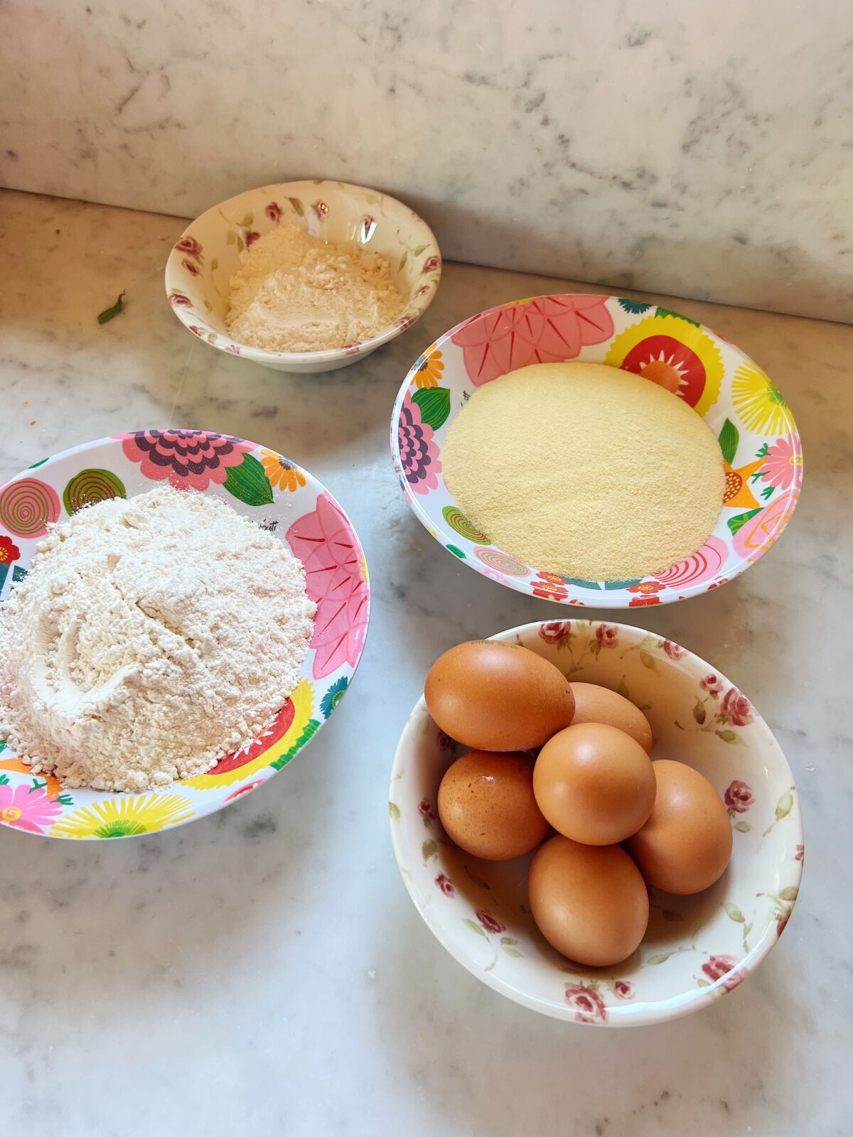 Grieß und Mehl vom Typ 0 sowie Eier für die Zubereitung frischer Nudeln. 
