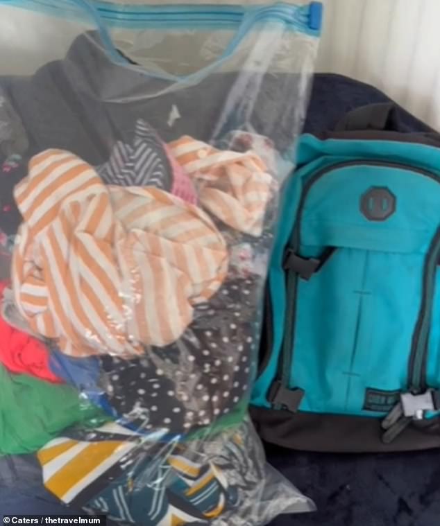 Jenna transportiert ihre Kleidung in Vakuumbeuteln in einem Rucksack und vermeidet so die Zahlung „überhöhter“ Gepäckgebühren.  „Billigfluggesellschaften erlauben es Ihnen, einen kostenlosen ‚persönlichen Gegenstand‘ mit an Bord zu nehmen“, sagt sie