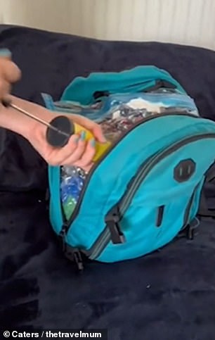 Jenna saugt Luft aus dem versiegelten Plastikbeutel, sobald er in den Rucksack gelegt wird, sodass er sich der Form des Rucksacks anpasst