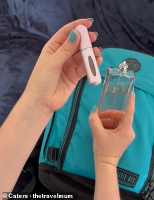 Die Mutter eines Kindes nutzt wiederbefüllbare Reiseparfümflaschen, um ihr Parfüm mit auf die Reise zu nehmen