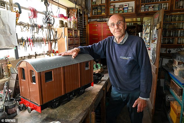 Die Fähigkeiten von Herrn Burwell werden immer noch von anderen Liebhabern und Sammlern von Miniatureisenbahnen genutzt, die ihre eigenen Fahrzeuge restaurieren möchten