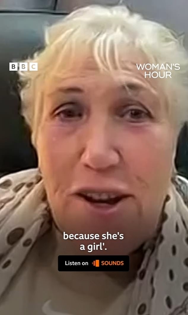 Sie sagte der Moderatorin der BBC Radio 4-Sendung Nuala McGovern, dass sie wenig Interesse an dem Spiel gehabt habe, bis der Sexismus aufgekommen sei, und dann sei sie entschlossen, ihre Tochter weiter spielen zu lassen