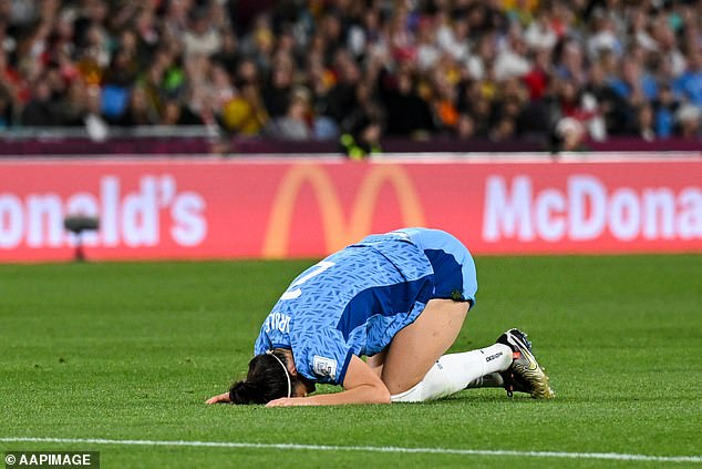 Die Engländerin Lucy Bronze fällt im WM-Finale gegen Spanien frustriert auf die Knie
