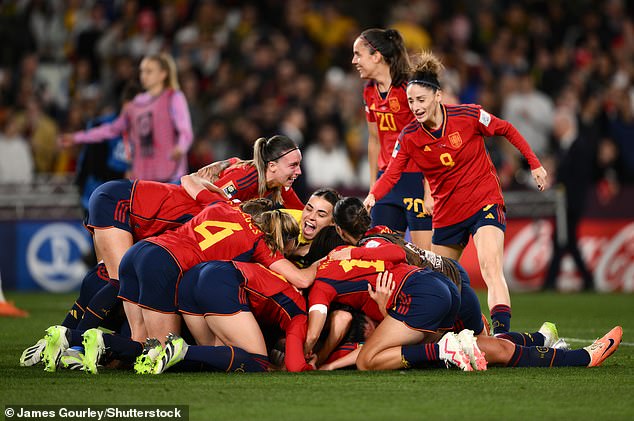 Spaniens Spieler feiern, nachdem sie England in Australien mit 1:0 besiegt und damit den Weltmeistertitel gewonnen haben