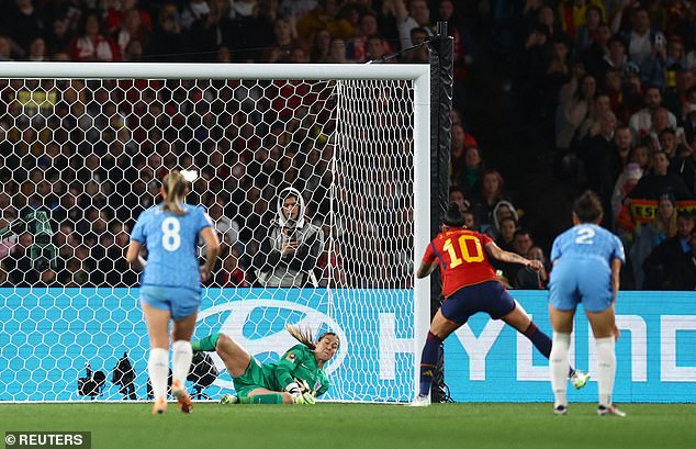 Die Lionesses erhielten eine Rettungsleine, nachdem Torhüterin Mary Earps einen Elfmeter Spaniens parierte, um sie im historischen WM-Finale zu halten