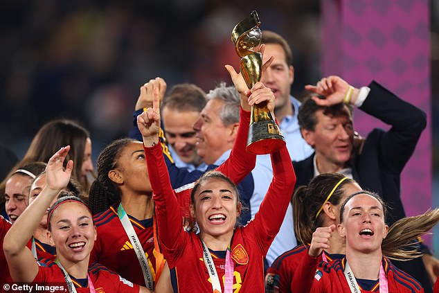 Carmona, die in Spanien für Real Madrid spielt, holt in Sydney den Pokal der Frauen-Weltmeisterschaft in die Höhe