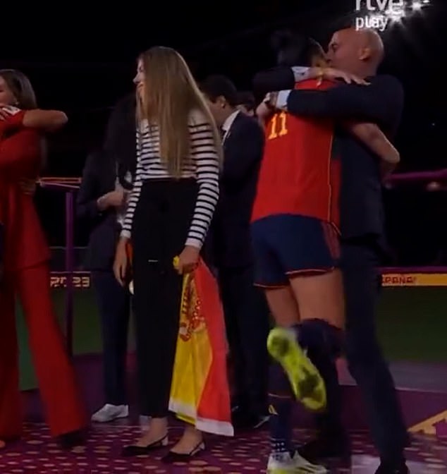 Der Präsident des spanischen Fußballverbandes Luis Rubiales (rechts) wurde heftig kritisiert, nachdem er Stürmerin Jenni Hermoso zu küssen schien, als die Spieler auf dem Podium ihre Medaillen entgegennahmen