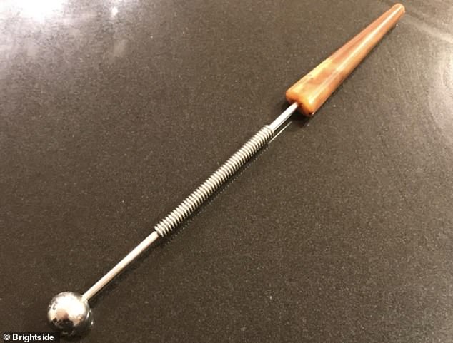 Dieses 20 cm lange Werkzeug wurde von einem verblüfften Social-Media-Nutzer beim Aufräumen der Küche gefunden und soll ein Eisschneider sein