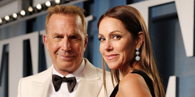 Kevin Costner trägt nach der Oscar-Party mit Christine Baumgartner einen weißen Anzug