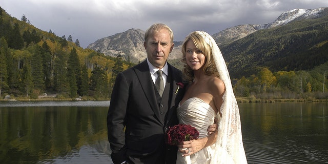 Kevin Costner trägt bei der Hochzeit mit Christine Baumgartner einen schwarzen Anzug