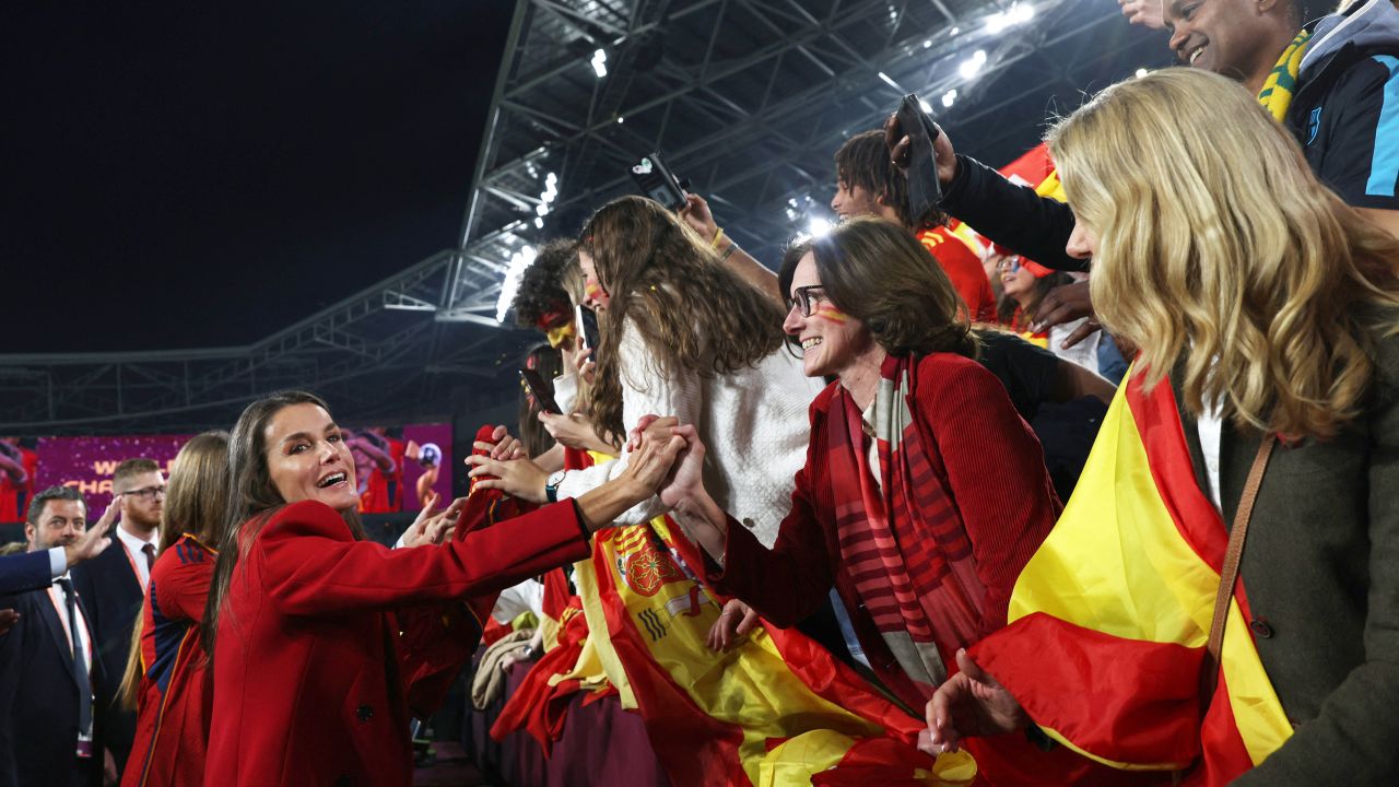 Königin Letizia feiert mit spanischen Fans, nachdem Spanien das Finale der Frauen-Weltmeisterschaft gewonnen hat.