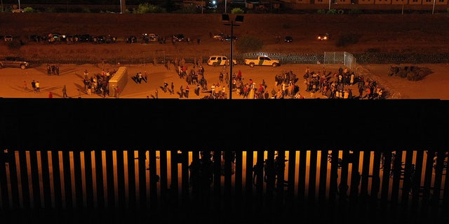Massen von Migranten an der Grenzmauer zu Texas