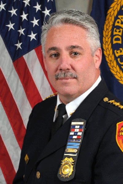 Ehemaliger Polizeichef von Suffolk County, James Burke