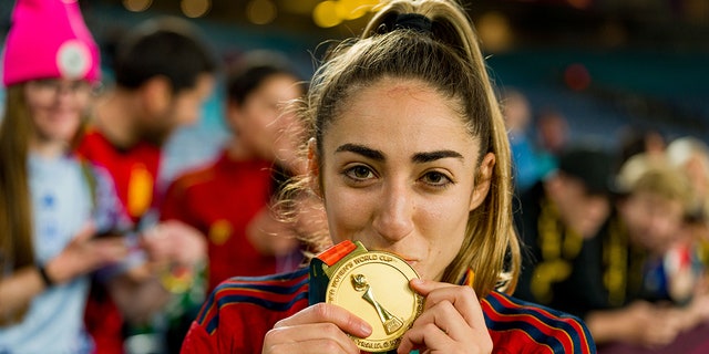 Olga Carmona küsst die Medaille