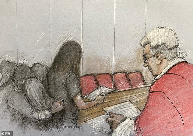 Eine künstlerische Darstellung, die einen Elternteil eines von Letbys Opfern zeigt, wie er eine Opferauswirkungserklärung liest, während Richter Goss zusieht