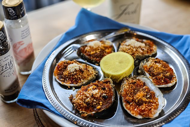 Oben sind Austern in Izzy's Fish & Oyster Bar in Fort Myers zu sehen, wo Mark für einen Snack vor dem Abendessen und ein Glas Chablis anhält