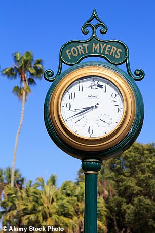 Die Stadtuhr von Fort Myers.  Mark weist darauf hin, dass die Stadt unter anderem von Henry Ford und dem Erfinder Thomas Edison bekannt gemacht wurde, die dort benachbarte Sommerhäuser besaßen