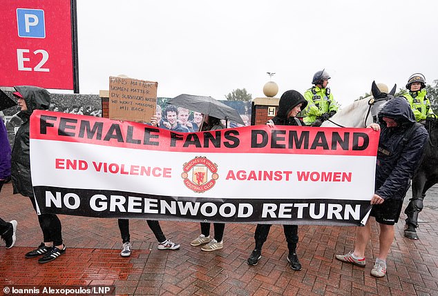 Eine Gruppe von Man-United-Fans protestierte vor dem ersten Heimspiel des Vereins in dieser Saison und brachte ihren Widerstand gegen die Wiedereingliederung des 21-jährigen Stürmers Greenwood in die erste Mannschaft zum Ausdruck