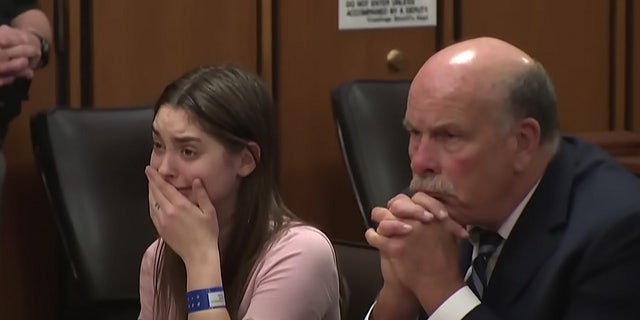 Frau aus Ohio weint und hält sich im Gerichtssaal den Mund zu.