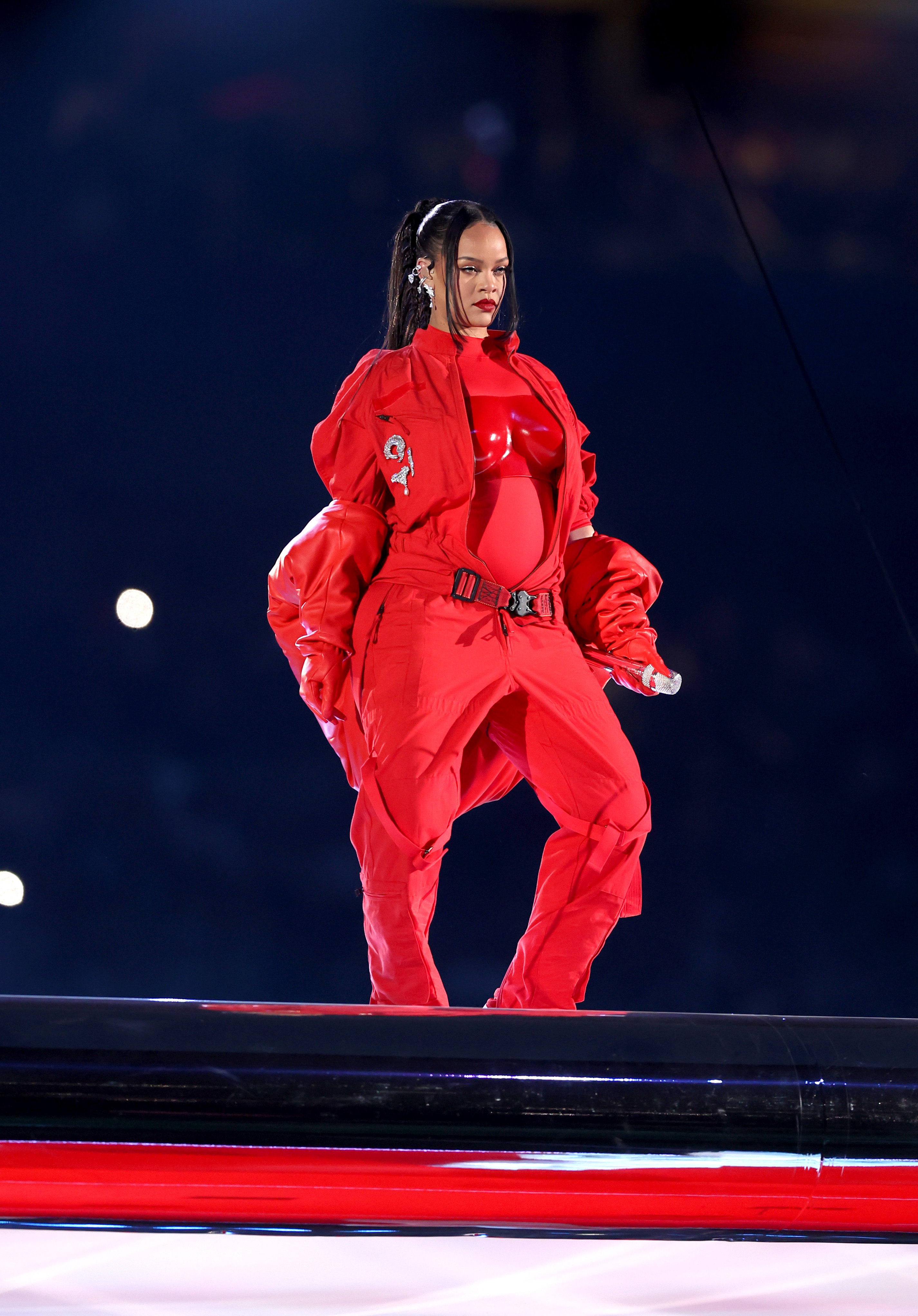 Rihanna tritt beim Super Bowl in einem von Kopf bis Fuß roten Outfit auf