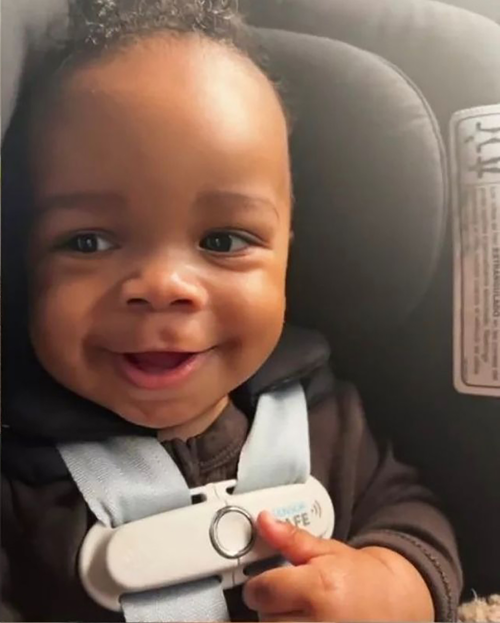 Rihannas Sohn lächelt im Autositz