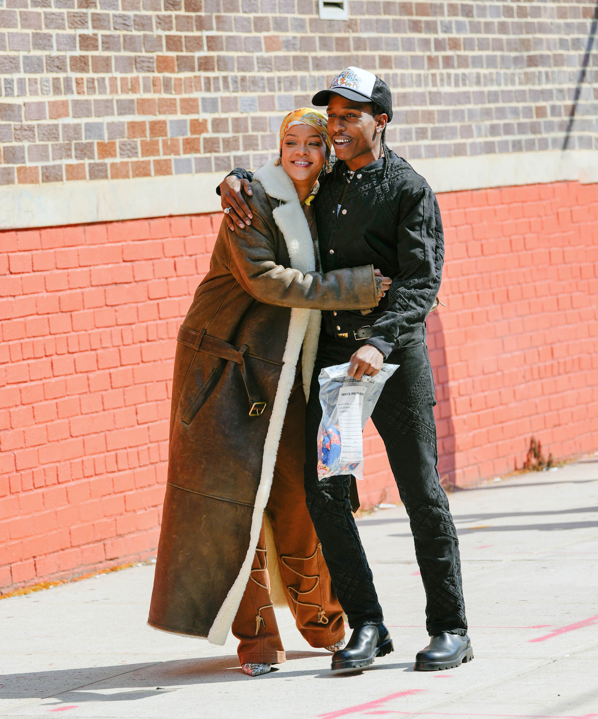 Rihanna und A$AP Rocky umarmen sich bei einem Spaziergang