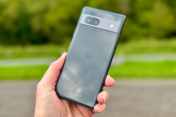 Das Google Pixel 7a in der Hand einer Person.