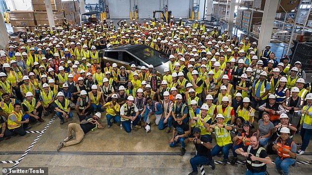 Musk stellte schließlich das erste Fahrzeug in der Giga Texas-Produktionsstätte in Austin her.  Ein Foto zeigte über 100 Mitarbeiter mit Schutzhelmen und Warnwesten, die das Fahrzeug in der 10 Millionen Quadratmeter großen Anlage umzingelten