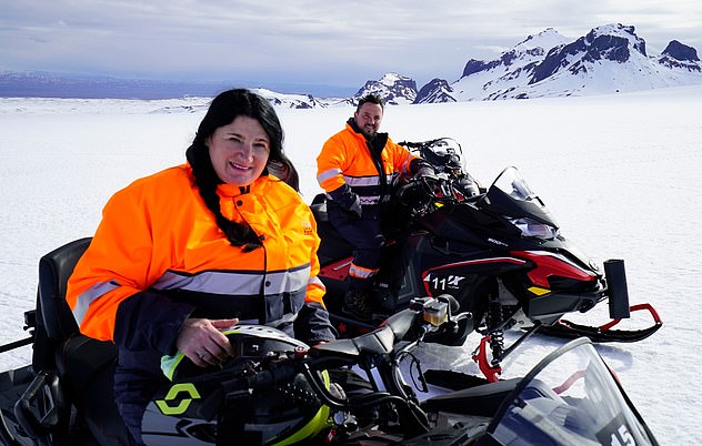 Der Urlaub in Island war für das Paar eine große Veränderung.  Abgebildet beim Schneemobilfahren