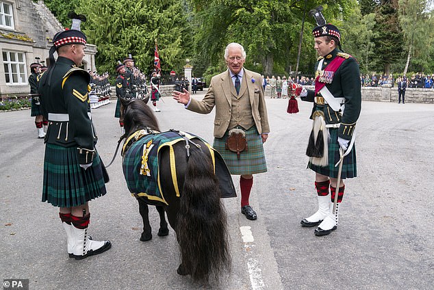 König Charles III. trifft bei seiner Ankunft in Balmoral das Shetlandpony-Maskottchen des Royal Regiment of Scotland, Corporal Cruachan IV