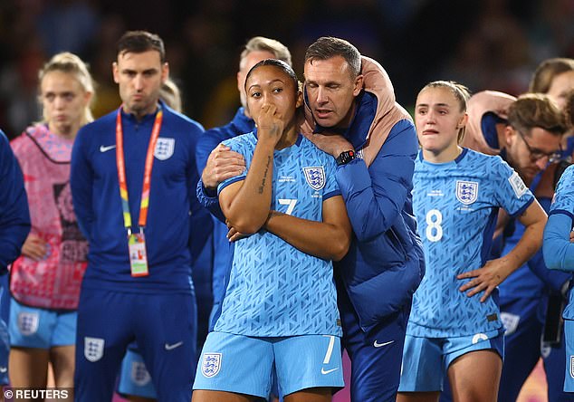 Mit gebrochenem Herzen ist Lauren James nach der Niederlage Englands gegen Spanien im WM-Finale getröstet