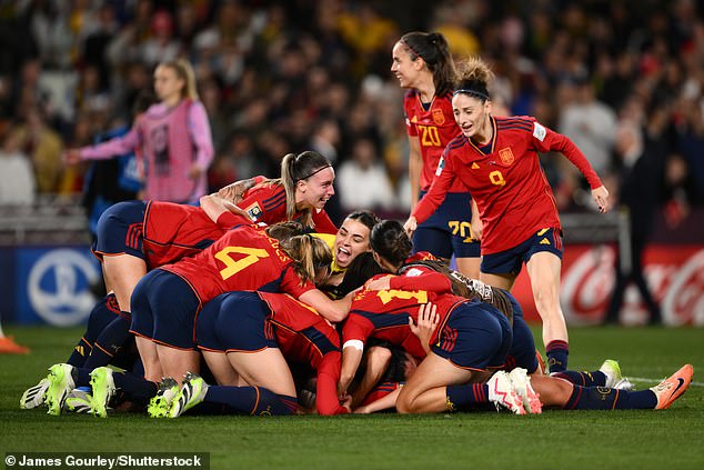 Spaniens Spieler feiern, nachdem sie England in Australien mit 1:0 besiegt und damit den Weltmeistertitel gewonnen haben