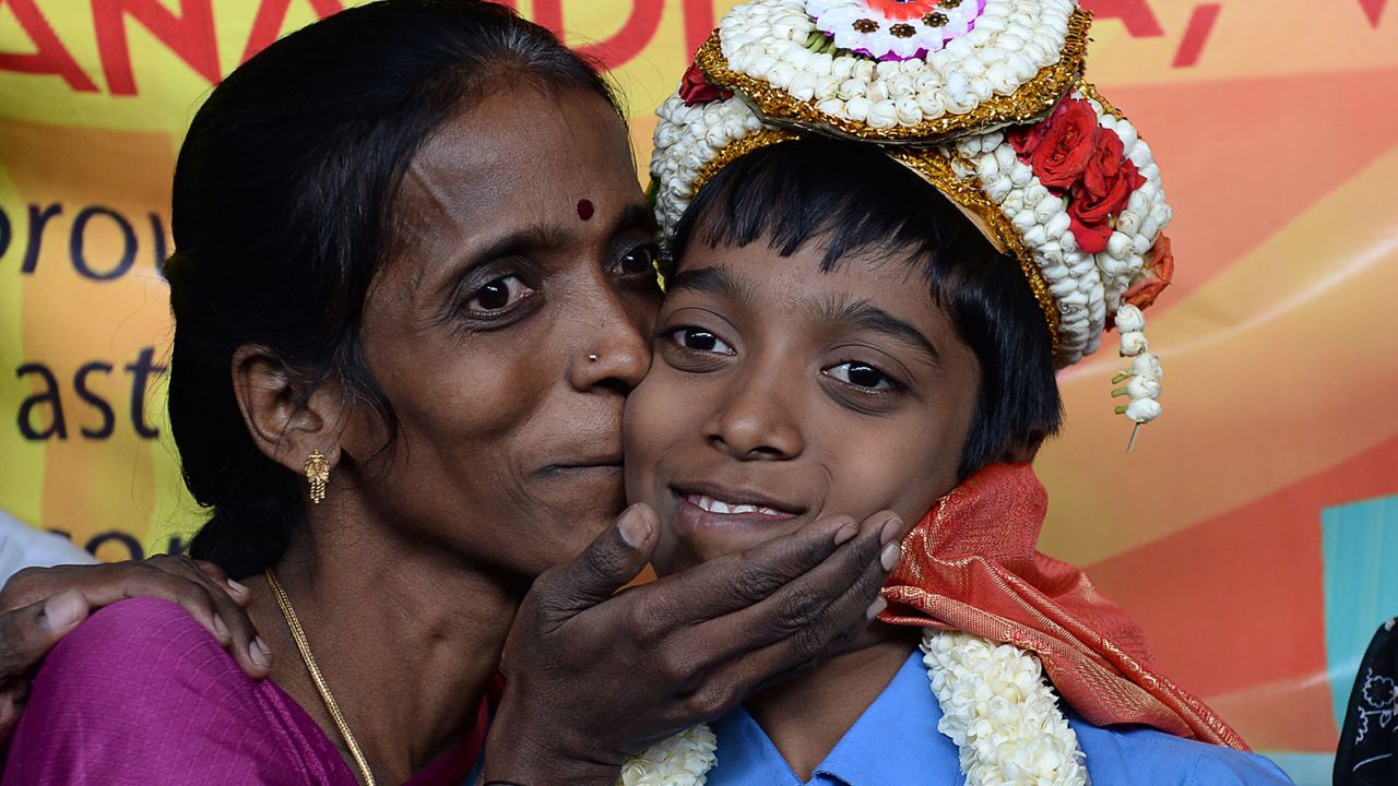 Das indische Schachwunder Rameshbabu Praggnanandhaa, damals 12, lächelt mit seiner Mutter Nagalakshmi am 26. Juni 2018 in Chennai. 