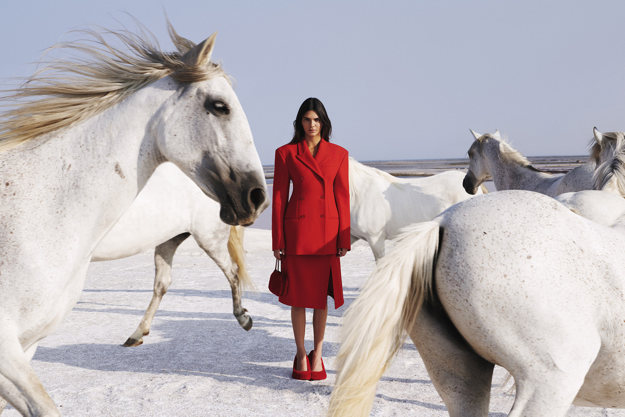 Kendall Jenner, umgeben von weißen Pferden