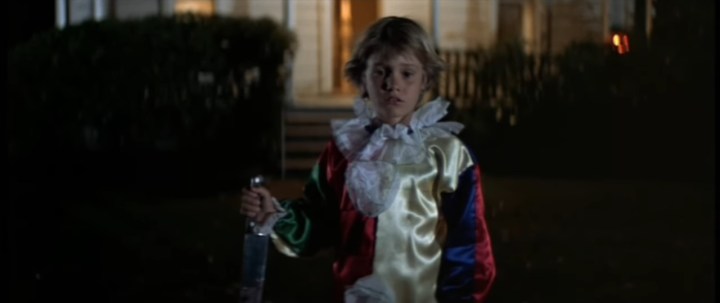 Ein junger Michael Myers hält ein Messer in der Hand "Halloween" (1978).