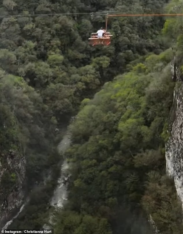 Der Blick auf Christianna und ihren Partner, eingefangen von der Drohne, während sie sich um den Wasserfall dreht