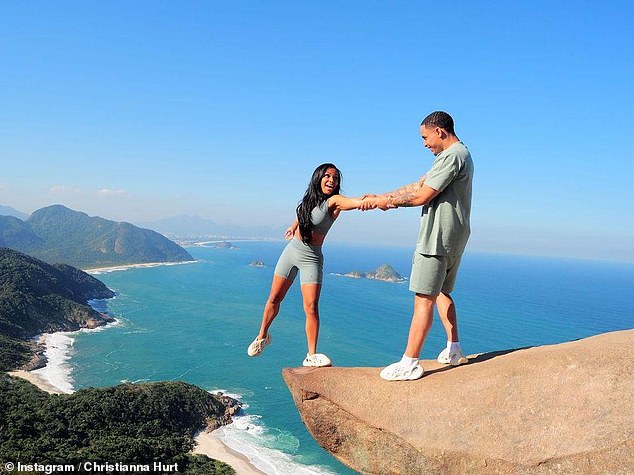 Christianna und ihr Freund posieren während ihrer Südamerikareise für Fotos am Pedra do Telegrafo, einem Felsen im brasilianischen Pedra Branca State Park.  Obwohl es so aussieht, als würde das Paar über den Rand des Felsens schwanken, ist es eine Augentäuschung