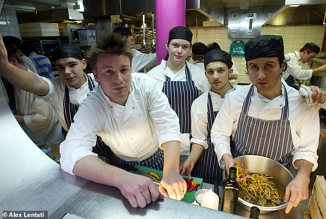 Bird (zweiter von rechts) war einer von 15 Auszubildenden, die an Jamie Olivers Serie Jamie's Kitchen teilnahmen, in der arbeitslose junge Menschen in seinem Londoner Restaurant Fifteen eingestellt wurden