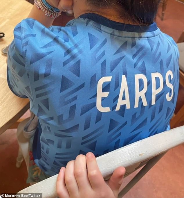 Ein anderer Lioness-Fan hatte ihr eigenes Earps-Shirt bedrucken lassen, da Nike keine Repliken des Trikots auf Lager hatte