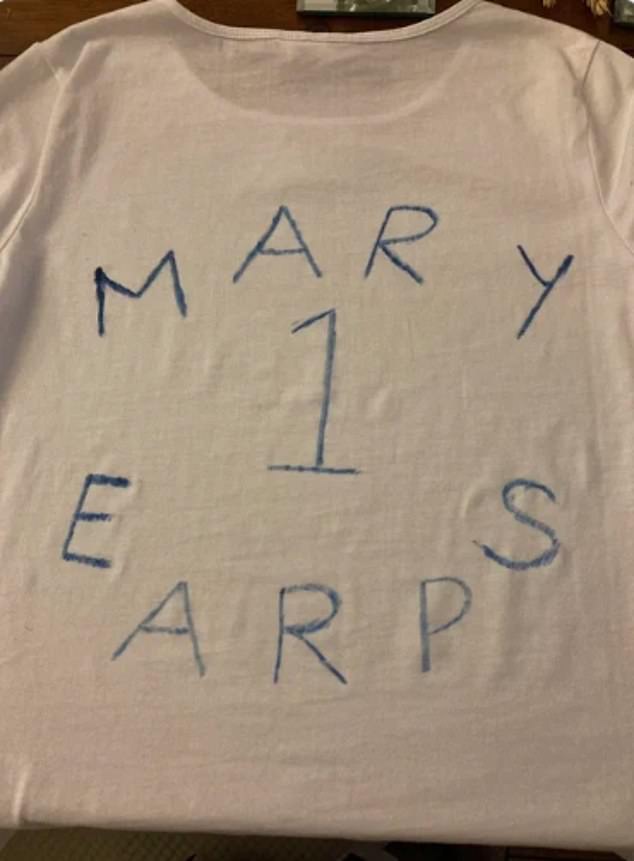 Als die Petition an Nike, das Trikot von Mary Earps zu verkaufen, 70.000 Unterschriften erreichte, haben die Menschen die Sache selbst in die Hand genommen und ihr eigenes Trikot entworfen